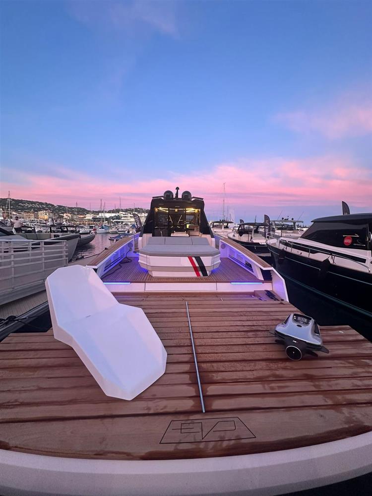 2025 Evo Yachts R6 + for sale (photo 11)