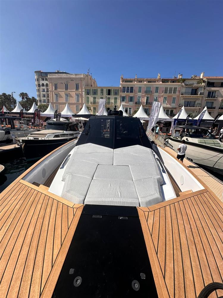 2025 Evo Yachts R6 + for sale (photo 13)