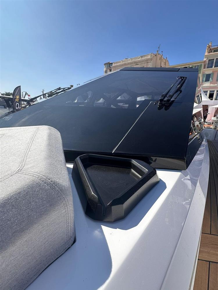 2025 Evo Yachts R6 + for sale (photo 14)