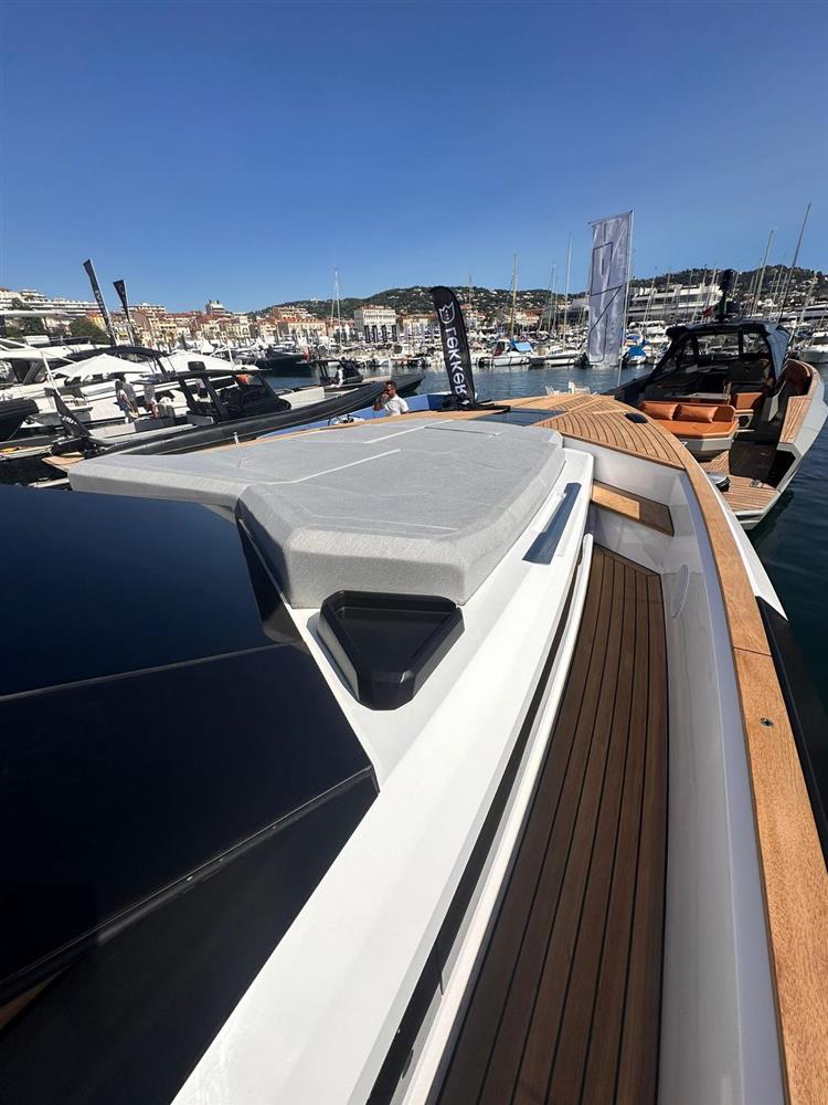 2025 Evo Yachts R6 + for sale (photo 18)