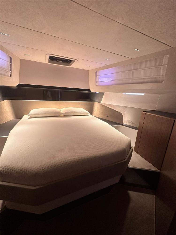 2025 Evo Yachts R6 + for sale (photo 34)