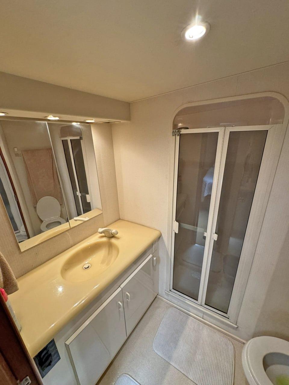 1998 Viking 58 Convertible for sale (photo 36)