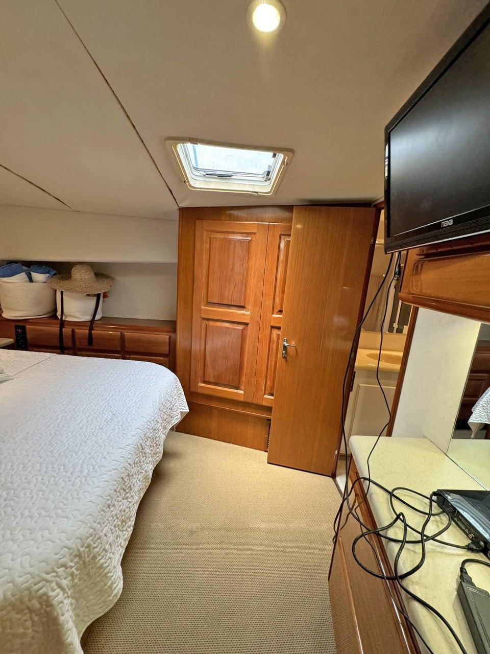 1998 Viking 58 Convertible for sale (photo 41)