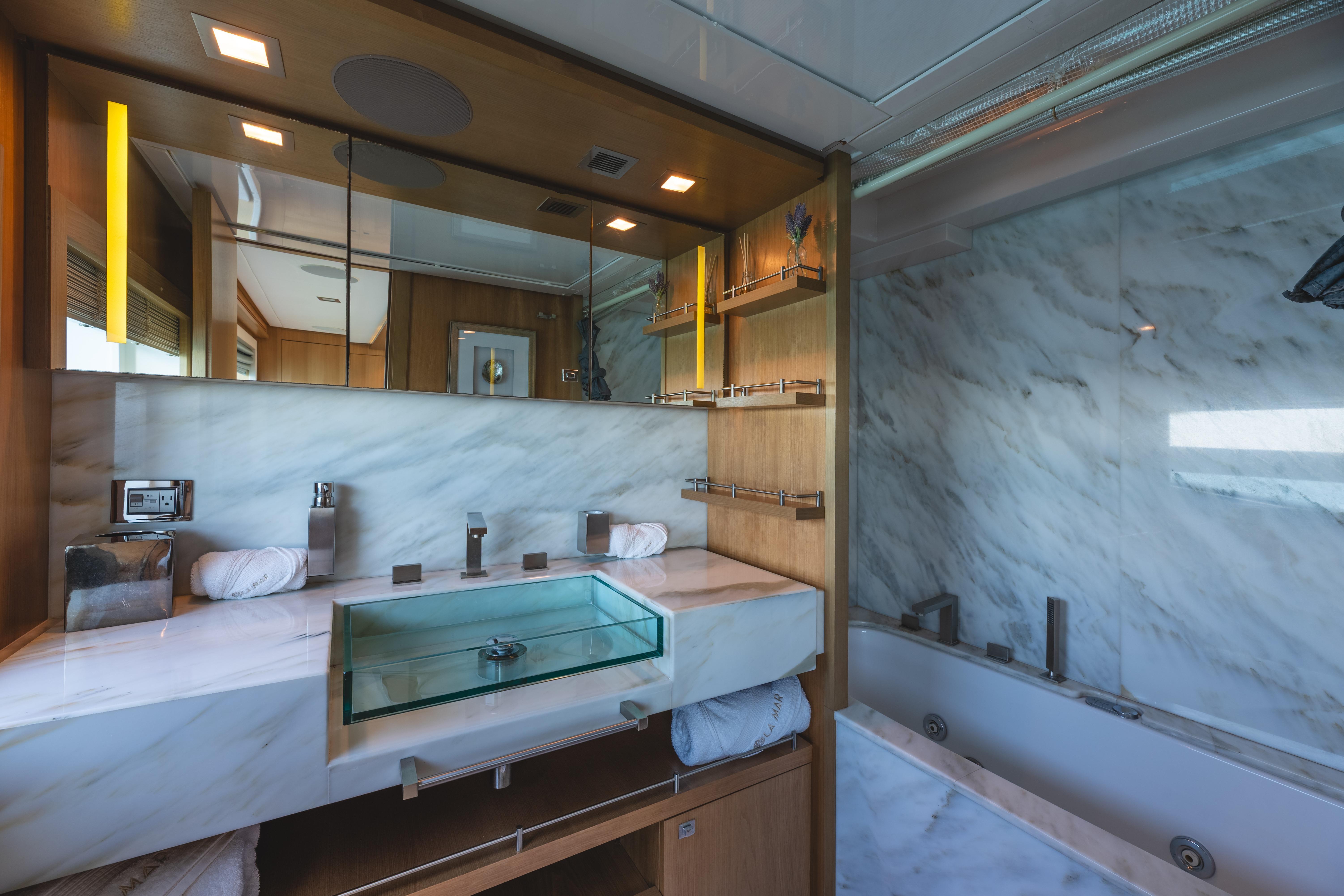 2012 Ferretti Yachts Custom Line 100 te koop (photo 17)