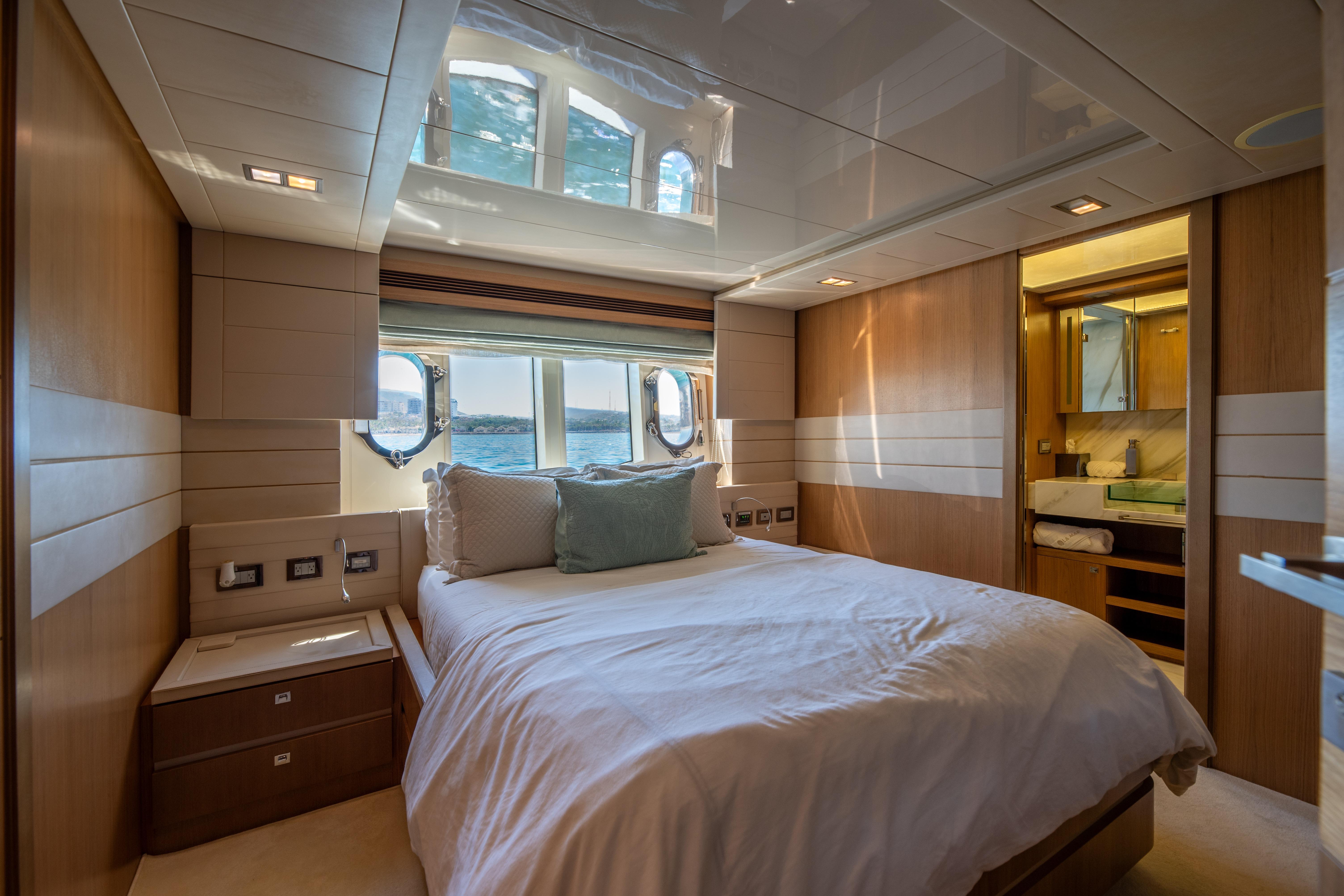 2012 Ferretti Yachts Custom Line 100 te koop (photo 18)