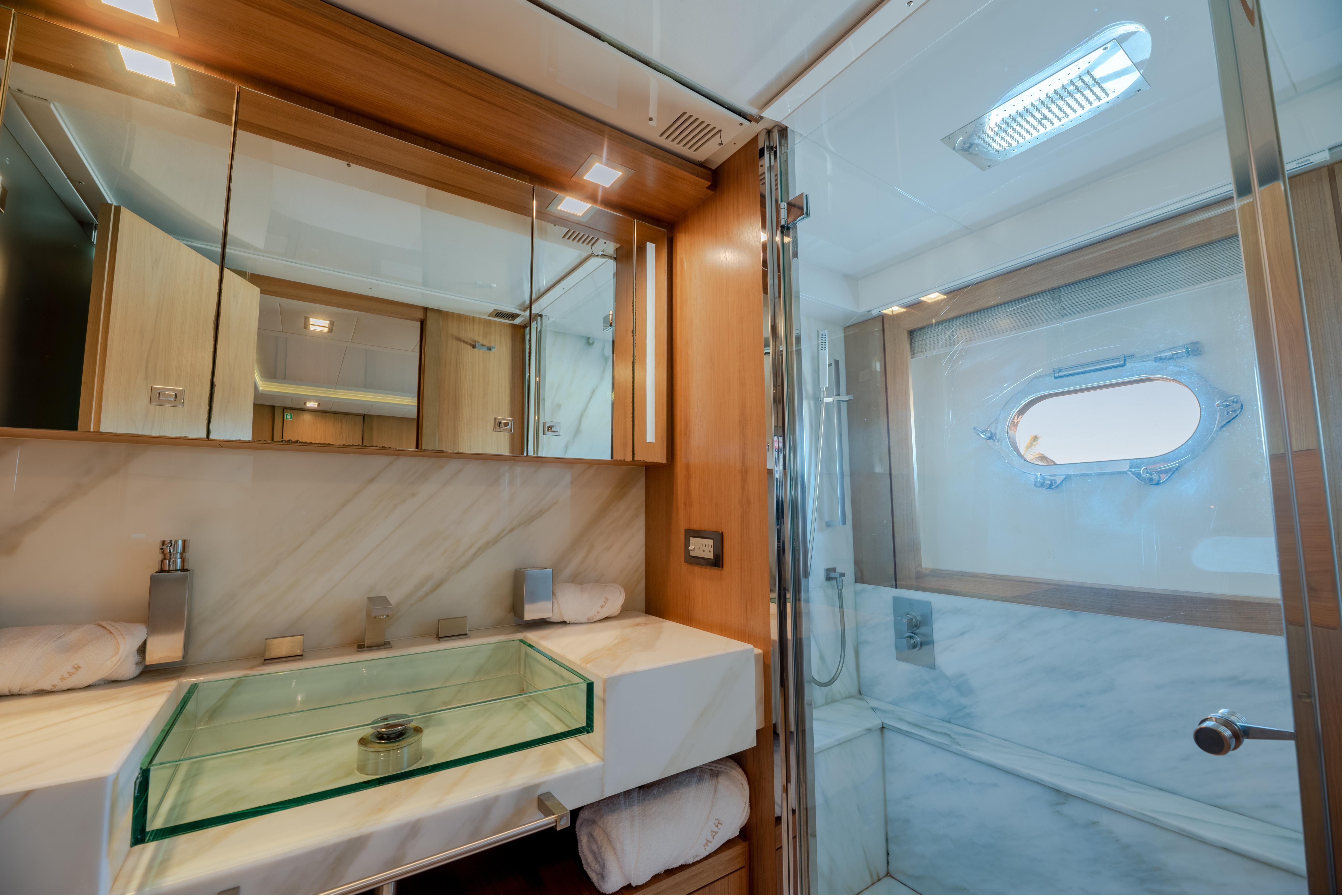 2012 Ferretti Yachts Custom Line 100 te koop (photo 24)