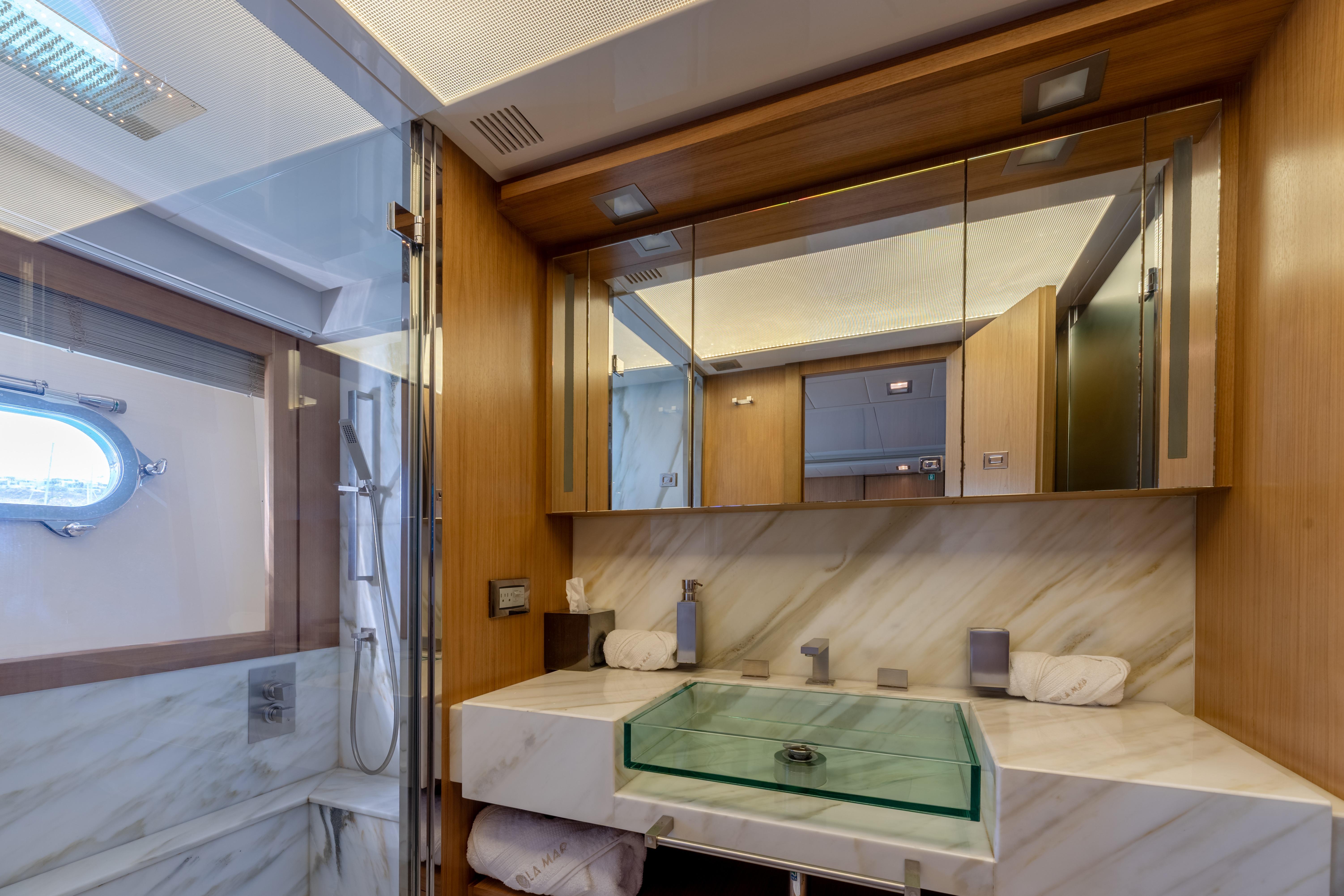 2012 Ferretti Yachts Custom Line 100 te koop (photo 35)