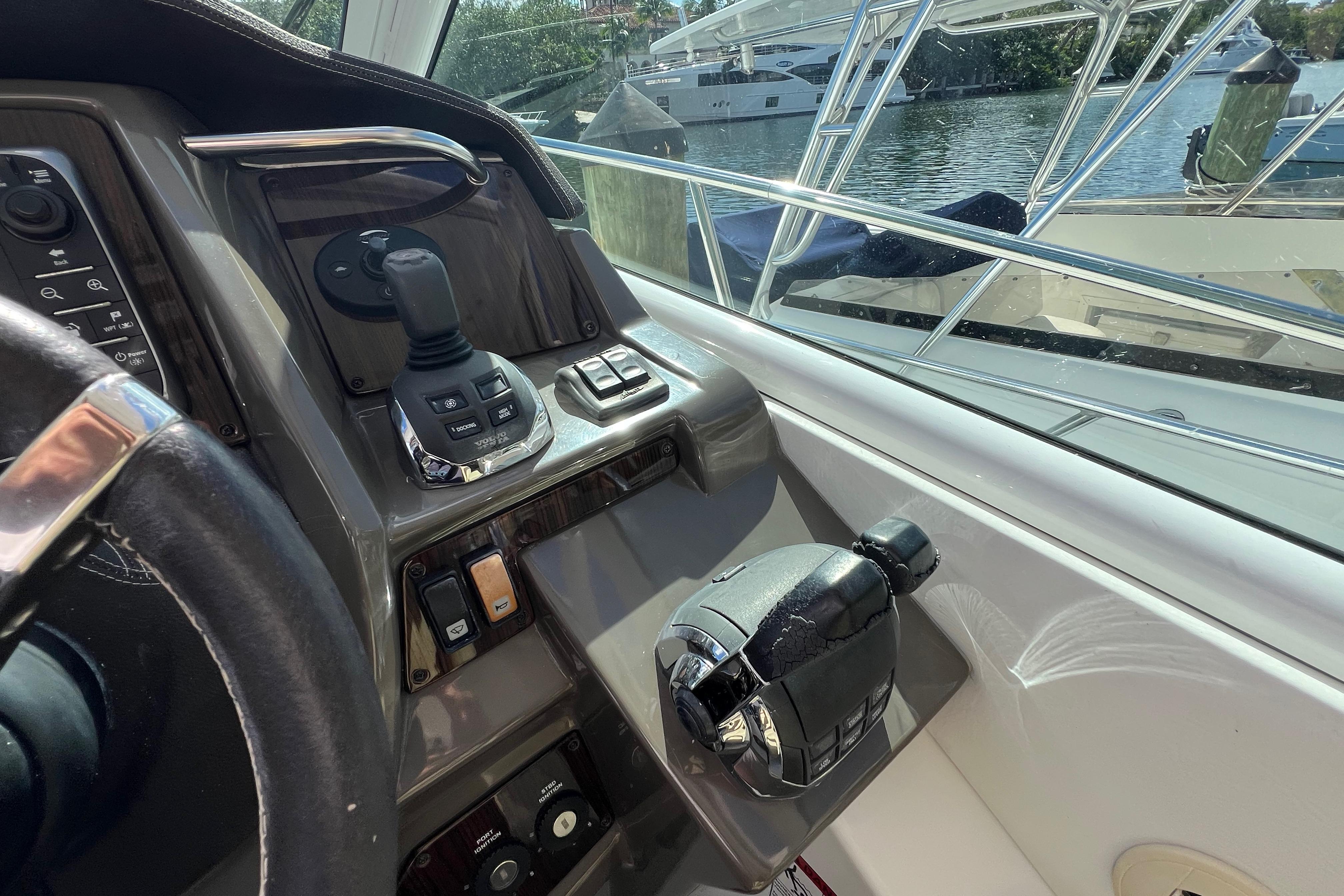 2013 Cruisers Yachts 380 Express zu verkaufen (photo 15)