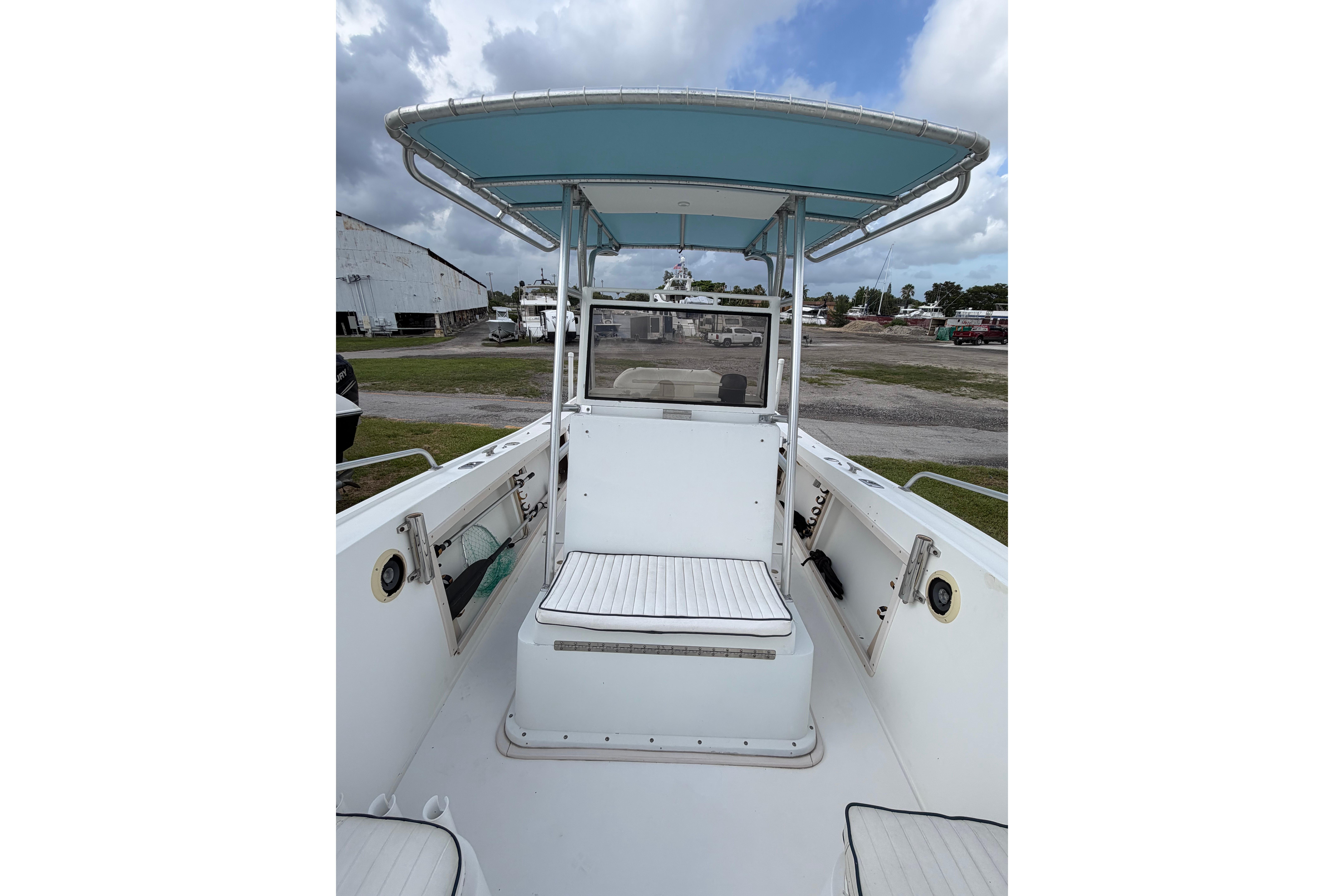 1993 Mako 261 Center Console for sale (photo 10)