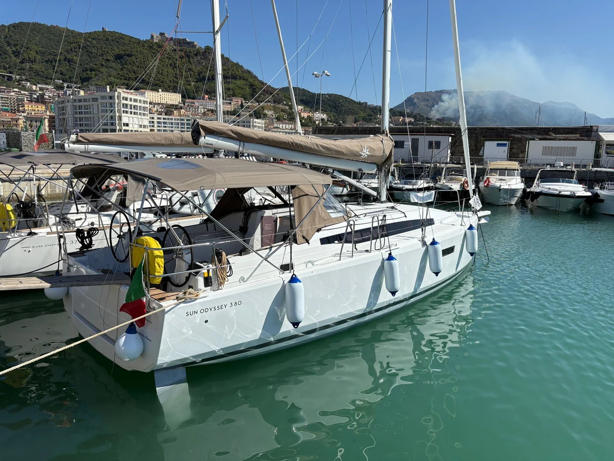 2025 Jeanneau Sun Odyssey 380 zu chartern (photo 2)