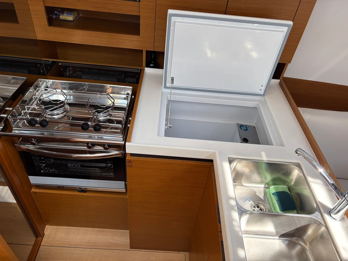 2025 Jeanneau Sun Odyssey 380 zu chartern (photo 8)