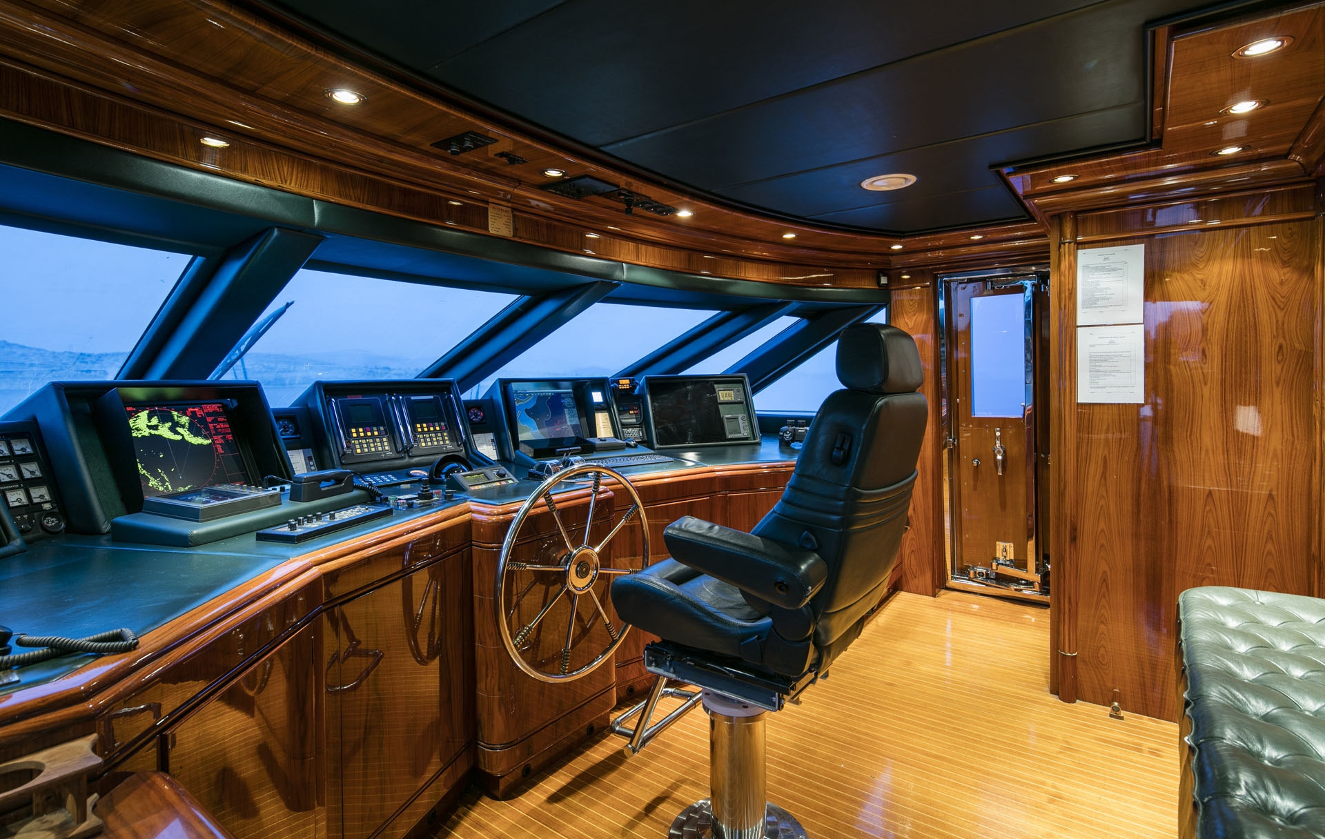 1997 Intermarine JAAN for charter (photo 10)