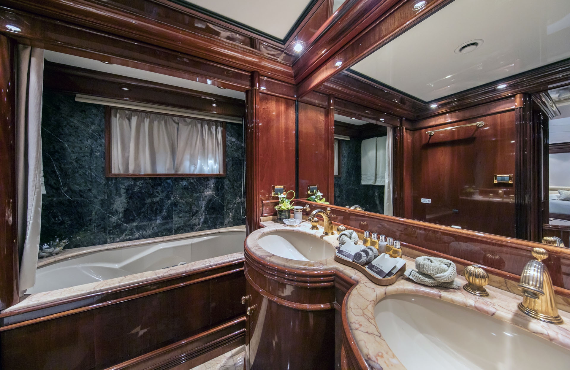 1997 Intermarine JAAN for charter (photo 24)
