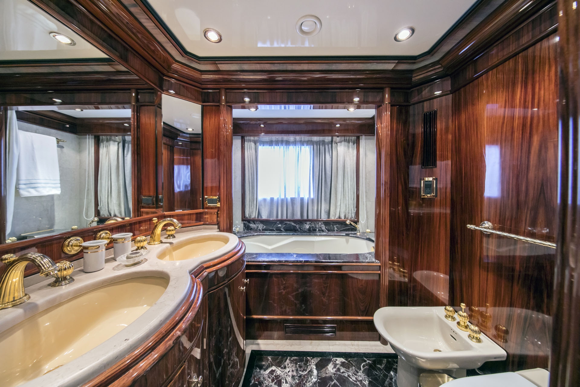 1997 Intermarine JAAN for charter (photo 31)