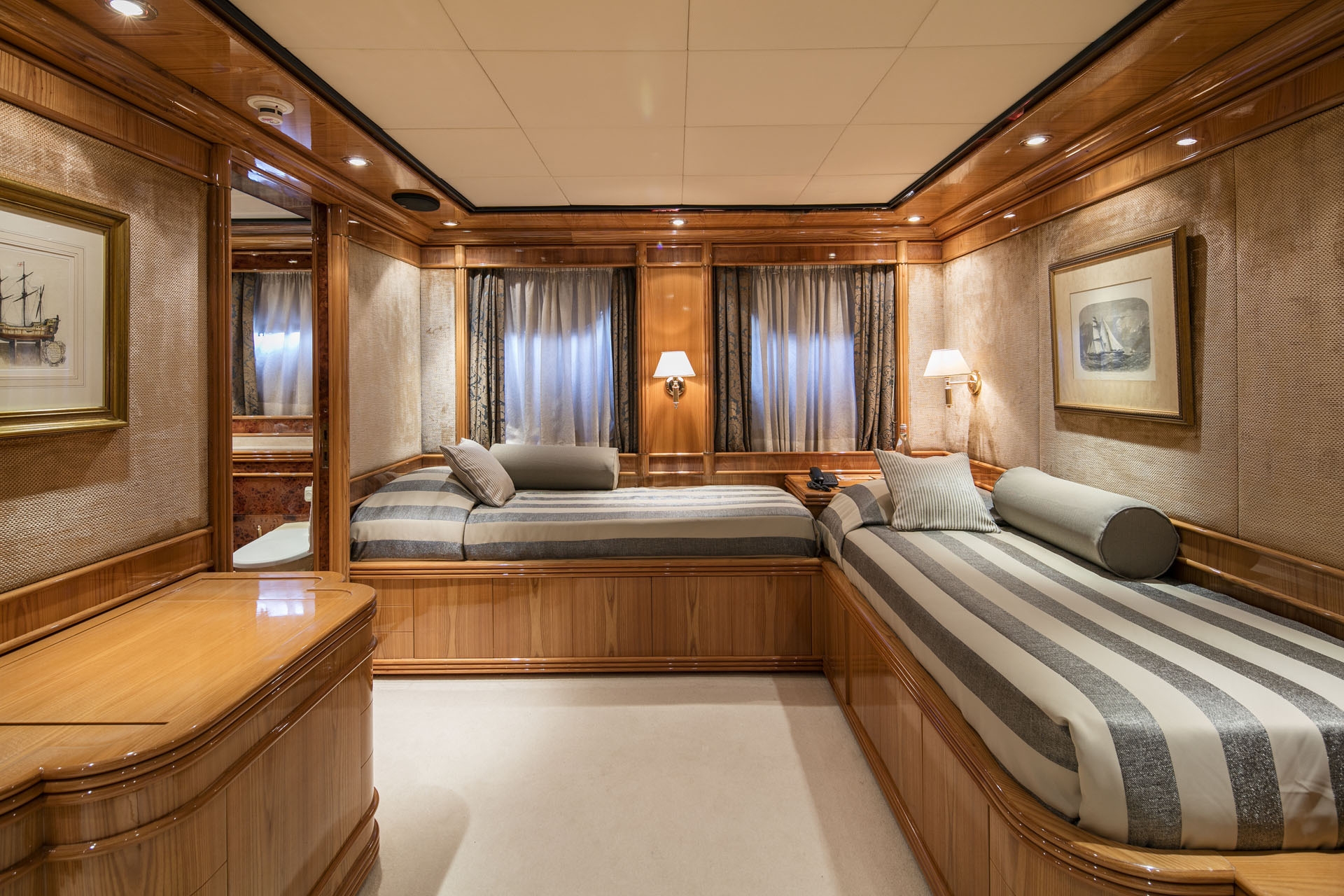1997 Intermarine JAAN for charter (photo 32)