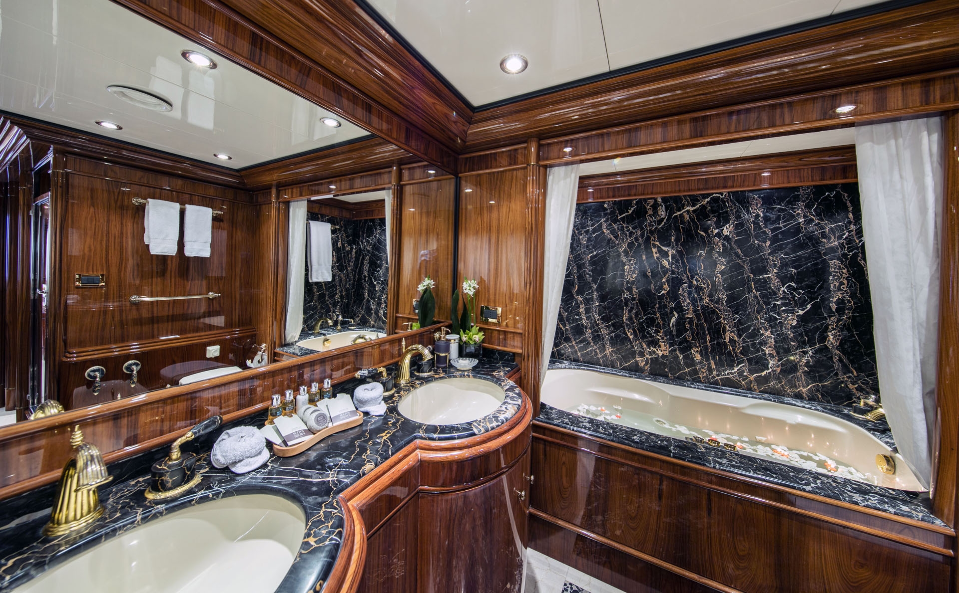 1997 Intermarine JAAN for charter (photo 33)