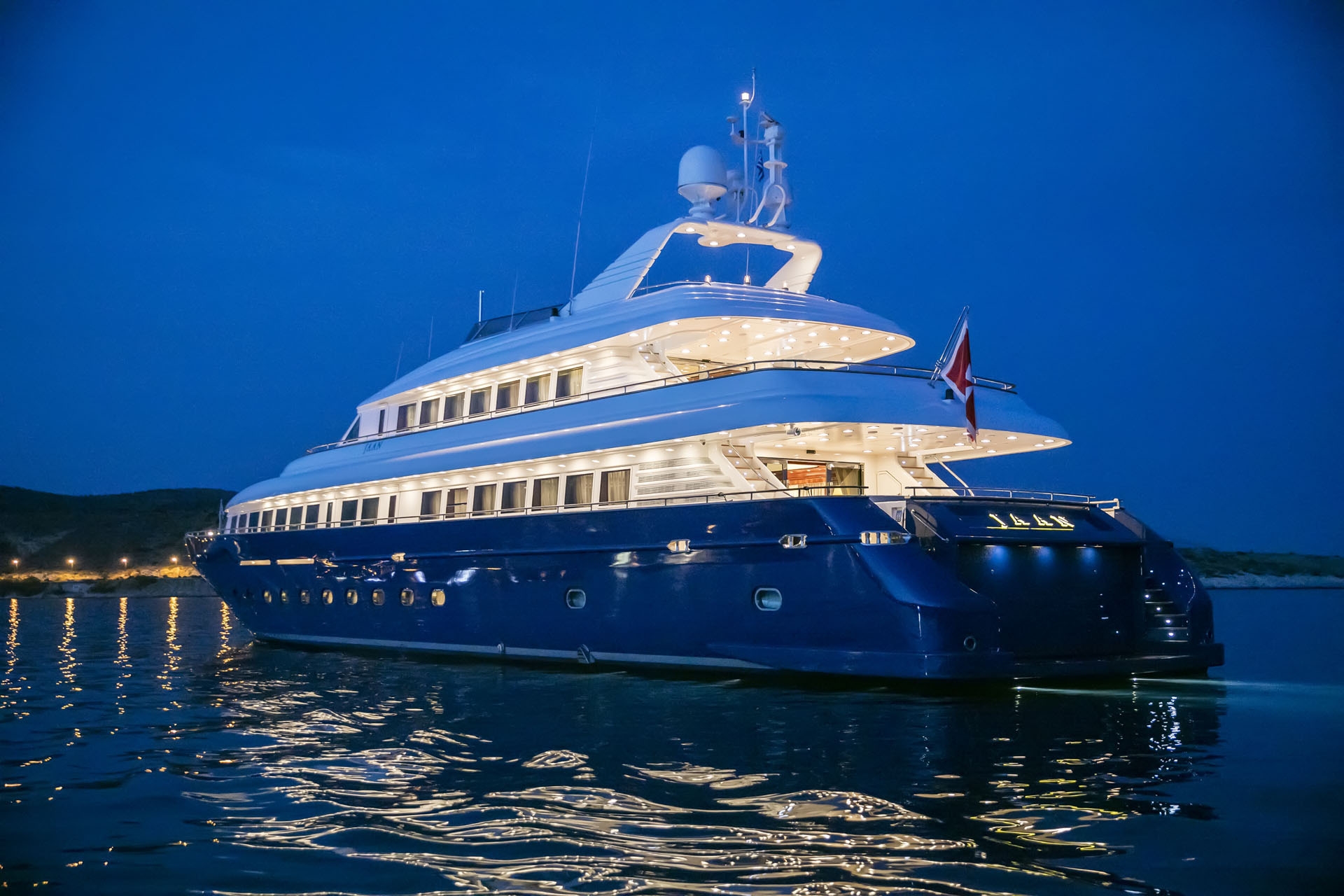 1997 Intermarine JAAN for charter (photo 38)