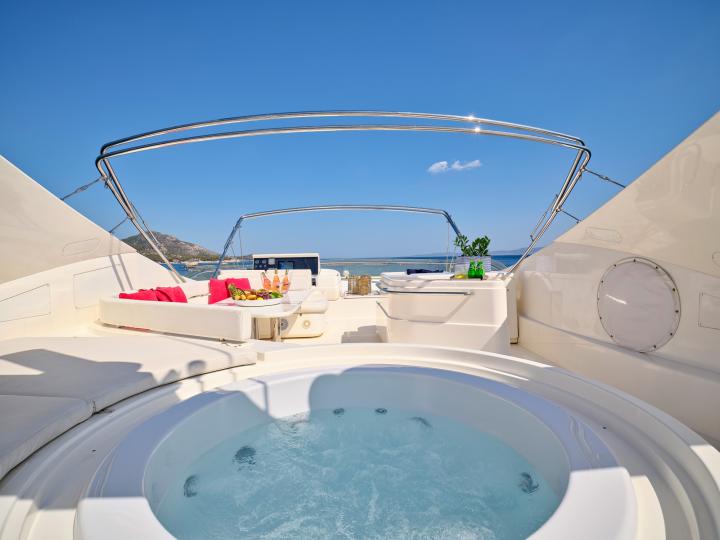2004 Ferretti ESTIA YI à louer (photo 6)