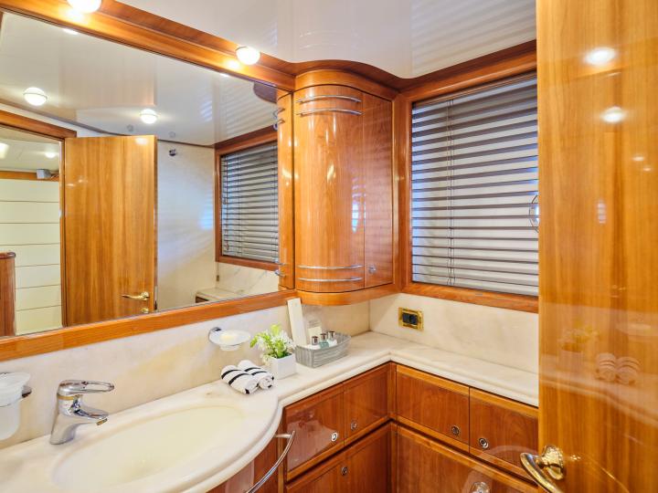 2004 Ferretti ESTIA YI à louer (photo 10)