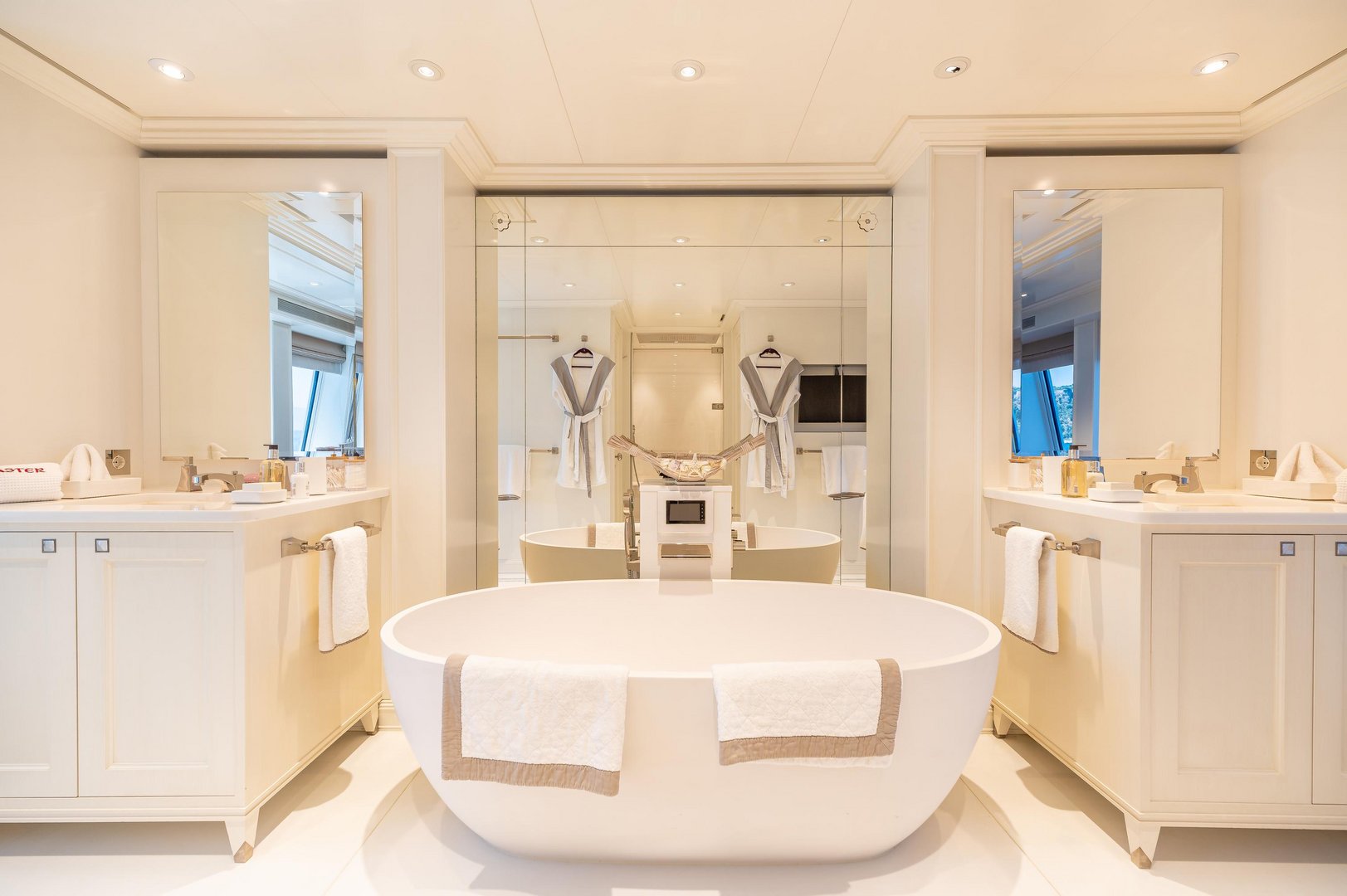 2008 Heesen Idefix II zu chartern (photo 36)