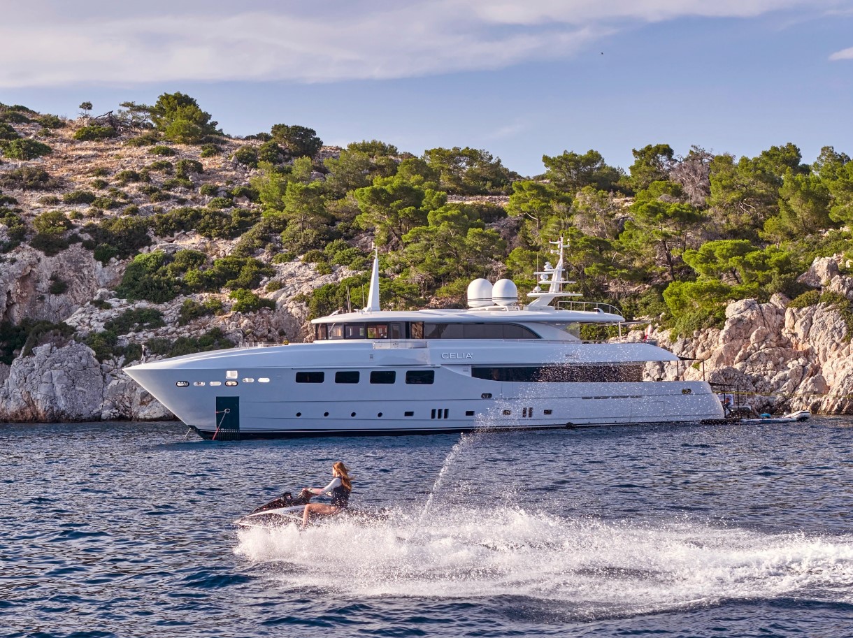 2008 Mondomarine Celia P à louer (photo 2)