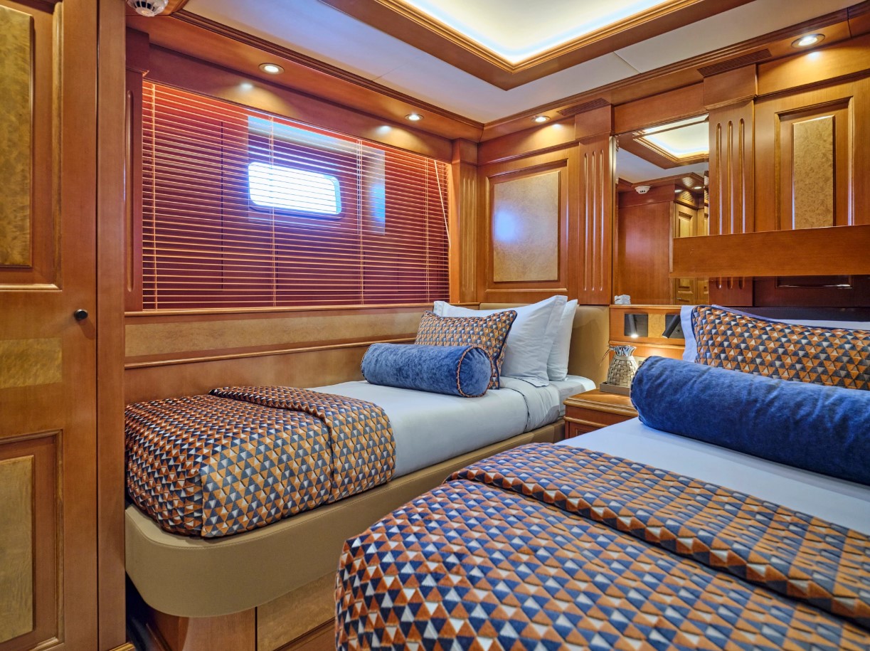 2008 Mondomarine Celia P à louer (photo 16)