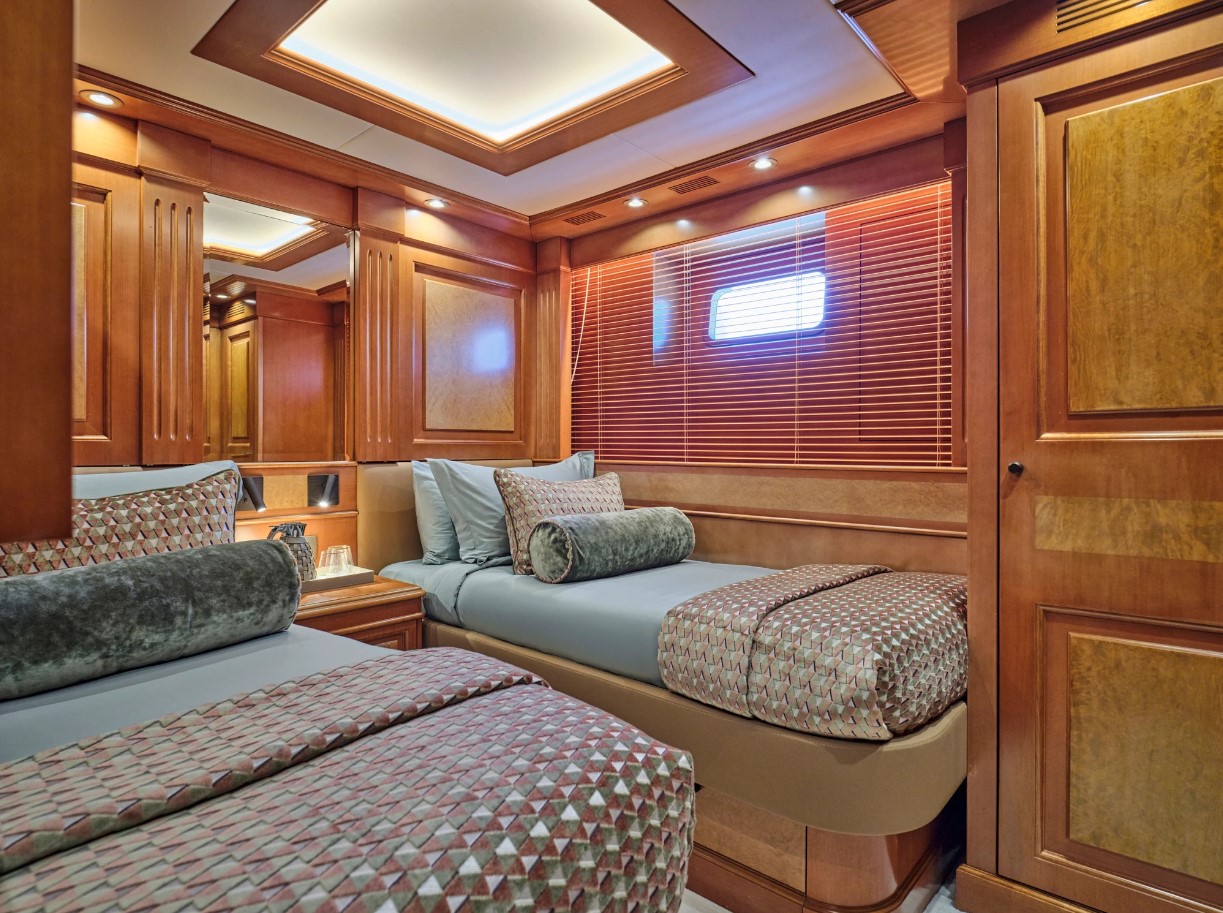 2008 Mondomarine Celia P à louer (photo 18)