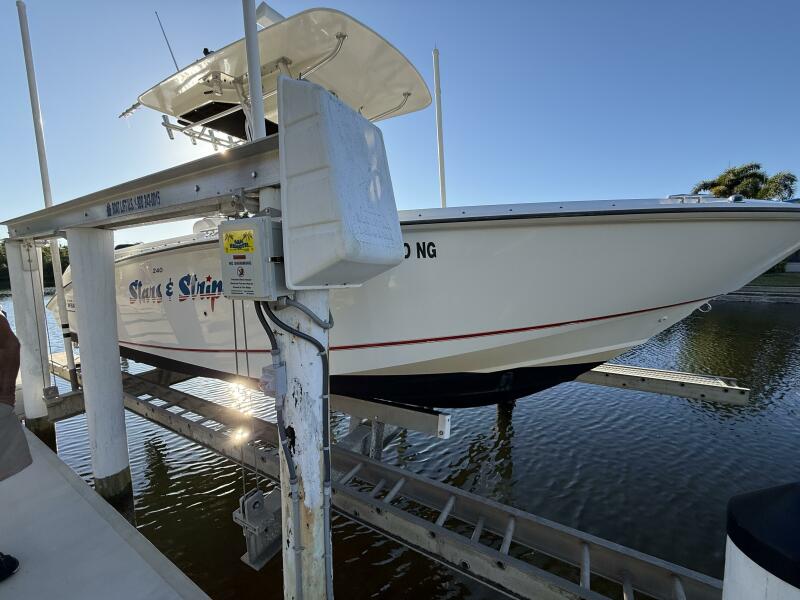 2006 Boston Whaler 240 Outrage na sprzedaż (photo 3)