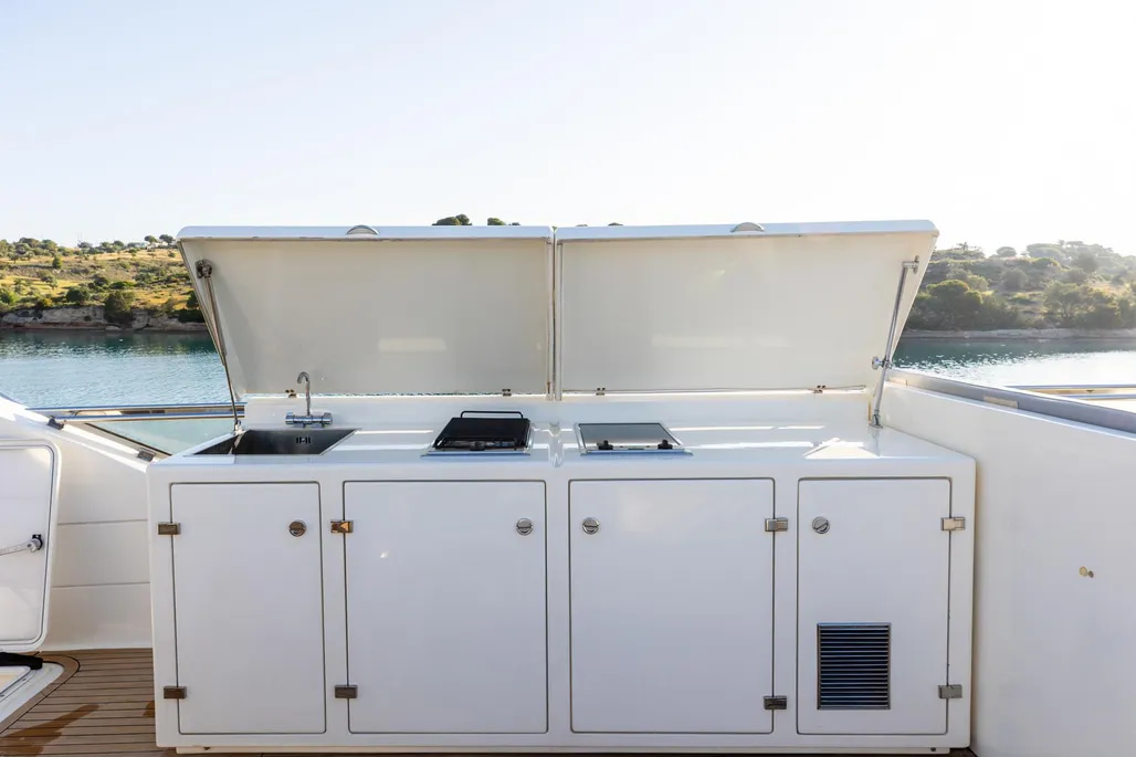 1999 Ferretti Yachts 80 for sale (photo 32)