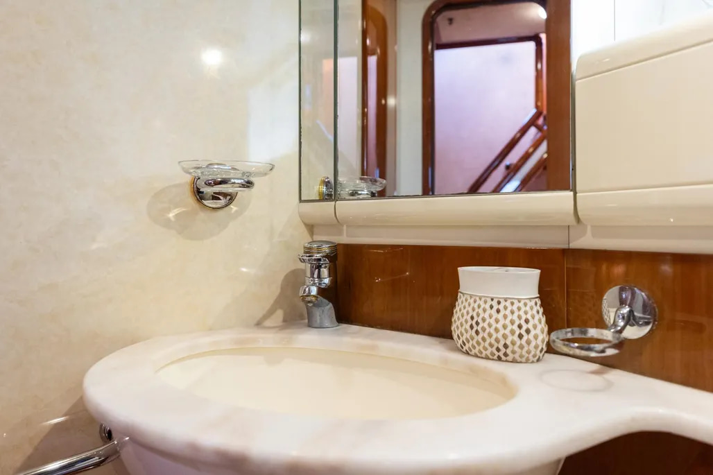 1999 Ferretti Yachts 80 for sale (photo 100)
