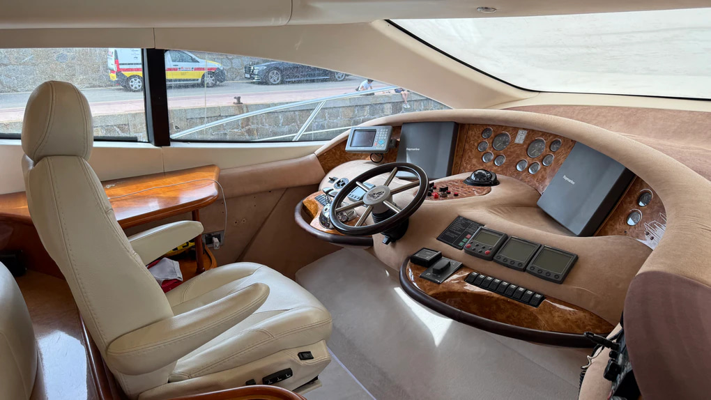 2002 Azimut 68 Plus for sale (photo 24)