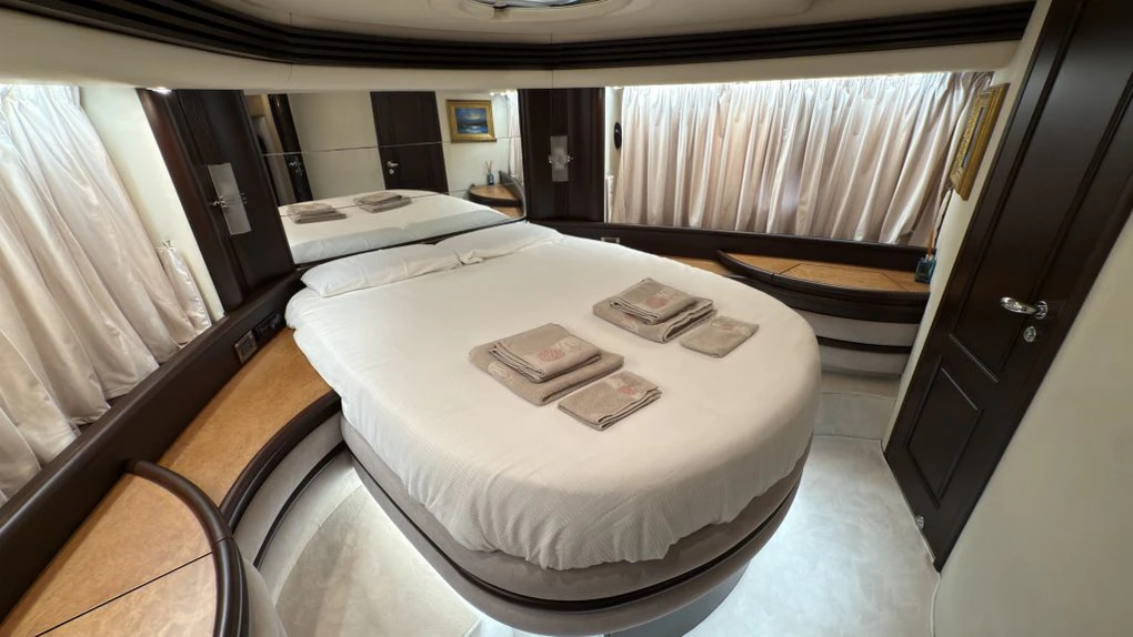 2002 Azimut 68 Plus for sale (photo 32)